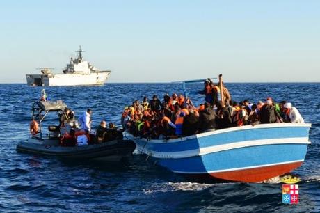 9 morti nel rovesciamento di un barcone di migranti