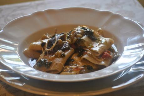 Paccheri con melanzane, pesto di basilico e mozzarella