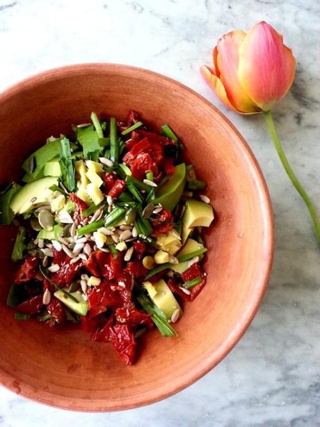 insalata avocado pomodori secchi e semi