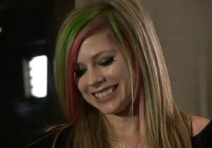 Avril Lavigne canta “Tik Tok” di Kesha in versione acustica