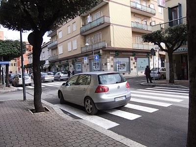 Ma può bastare una semplice multa per chi parcheggia così? Ma può bastare una semplice multa per chi parcheggia così?