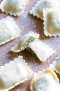 Ravioli di borragine al sugo delicato d’acciuga e agretti.