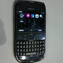 Nuove immagini del Nokia E6: supporto a 4 homescreen con Symbian^3
