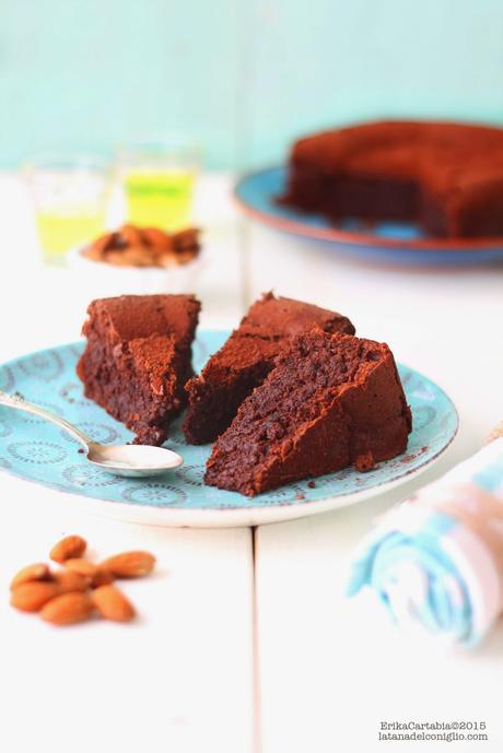 Torta al cioccolato, mandorle e liquore (come una caprese)