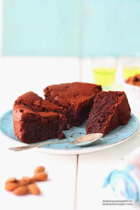 Torta al cioccolato, mandorle e liquore (come una caprese)