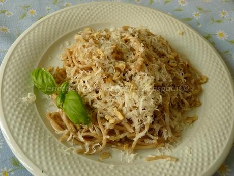 Spaghetti con pesto al radicchio, noci e panna