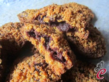 Mini crumble al cioccolato con mandorle e uvetta: la strategia infallibile di un'incorreggibile gola