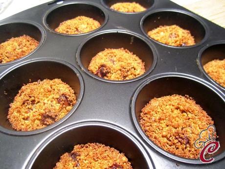 Mini crumble al cioccolato con mandorle e uvetta: la strategia infallibile di un'incorreggibile gola