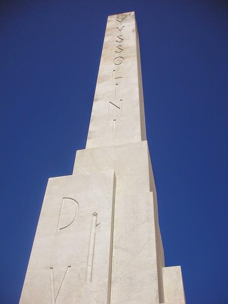 Ognuno ha le sue priorità: via la scritta 'Mussolini Dux' dall'obelisco del Foro Italico!