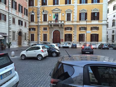 La multa costa meno che pagare il parcheggio. Ma i Vigili Urbani a Roma da che parte stanno? L'assurdo caso di Piazza Borghese