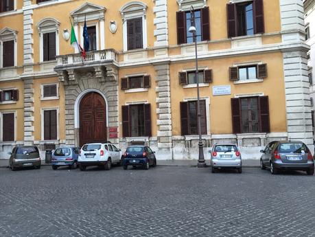 La multa costa meno che pagare il parcheggio. Ma i Vigili Urbani a Roma da che parte stanno? L'assurdo caso di Piazza Borghese