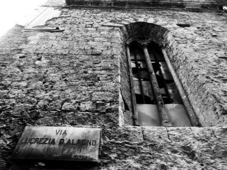 chiesa napoli - piazza Lucrezia d'alagno