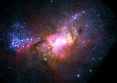 L'immagine è stata scattata dall'Hubble Space Telescope (NASA/ESA) che fra qualche giorno compirà 25 anni. Nella foto si vede la galassia Henize 2-10, che nasconde un buco nero supermassiccio. Crediti: NASA