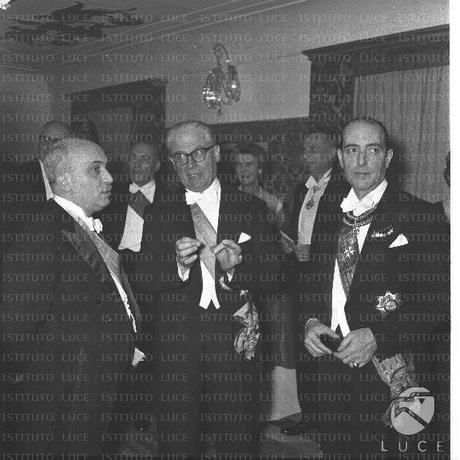 i protagonisti di quel periodo. Da sinistra Amintore Fanfani, il Presidente della Repubblica Giovanni Gronchi, Fernando Tambroni