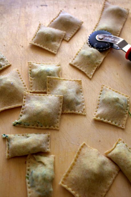 Ravioli con ripieno di fave e foglie di ravanelli