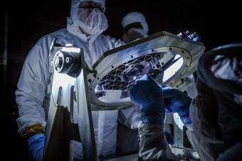  Ingegneri NASA ispezionano un Micro Shutter Array, un dispositivo sviluppato per il James Webb Space Telescope, durante una fase di collaudo. I Micro Shutter Array, che verranno utilizzati nello spettrometro nel vicino infrarosso (NIRSpec), sono matrici di circa 62.000 micro-sportelli (ciascuno di dimensioni di 200 micron) che possono essere aperti a comando nella configurazione desiderata dall’astronomo, permettendo di ottenere spettri di qualche centinaio di oggetti astronomici simultaneamente. Crediti: NASA Goddard/Chris Gunn