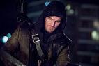 “Arrow 3” foto: il costume oscuro di Oliver è super epico, ma perché Felicity piange?