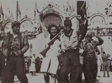 25 Aprile: Partigiani in piazza San Marco.