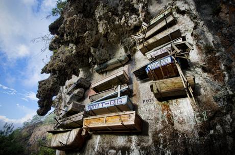 hanging_coffins_Philippines