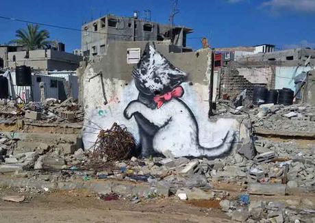 Graffito di Banksy nella Striscia di Gaza: gattino che gioca con un gomitolo di fili di ferro