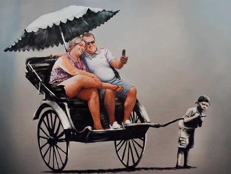 Graffito di Banksy: grassa coppia di turisti che si fa portare sul  risciò da un bambino