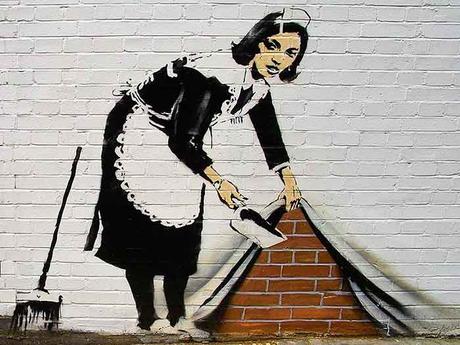Graffito di Banksy: domestica che nasconde la polvere  sotto il tappeto