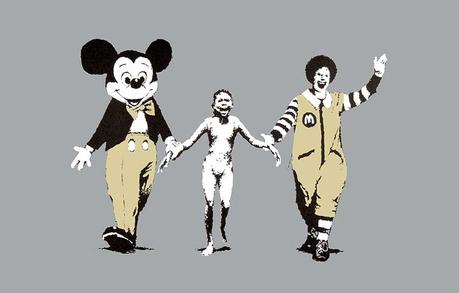 Opera di Banksy: Topolino e il pagliaccio di Mc Donald's che camminano mano nella mano con una bambina malnutrita e disperata 