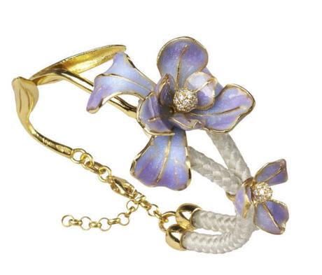 Elegante lilla e perfetti fiori iris vestono di seduzione la donna di Misis BR07570(FILEminimizer)