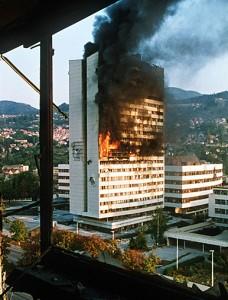 Il Parlamento della Bosnia Erzegovina brucia dopo i colpi dell'esercito serbo-bosniaco. Photocredits: CC BY-SA 2.5/Wiki/Direktor
