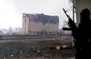 Il palazzo presidenziale ceceno durante la battaglia di Grozny. Photocredits: CC BY-SA 3.0/Wiki/Rama