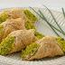 Cannoli sfogliati con ricotta, salmone e pistacchi.