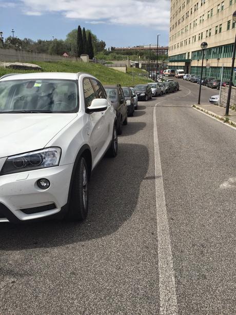 Parcheggio di Tor Vergata. Il grande reportage in 40 foto per una situazione completamente fuori controllo