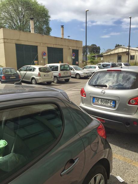 Parcheggio di Tor Vergata. Il grande reportage in 40 foto per una situazione completamente fuori controllo