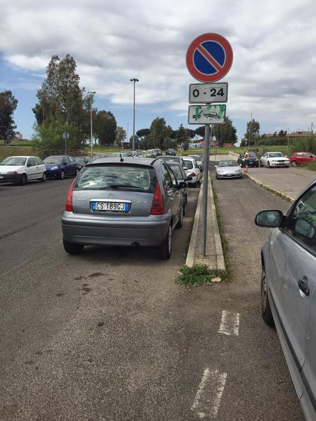 Parcheggio di Tor Vergata. Il grande reportage in 40 foto per una situazione completamente fuori controllo