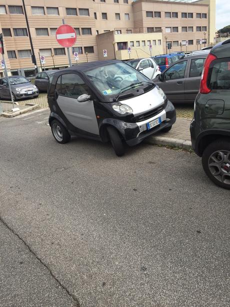 Parcheggio di Tor Vergata. Il grande reportage in 40 foto per una situazione completamente fuori controllo