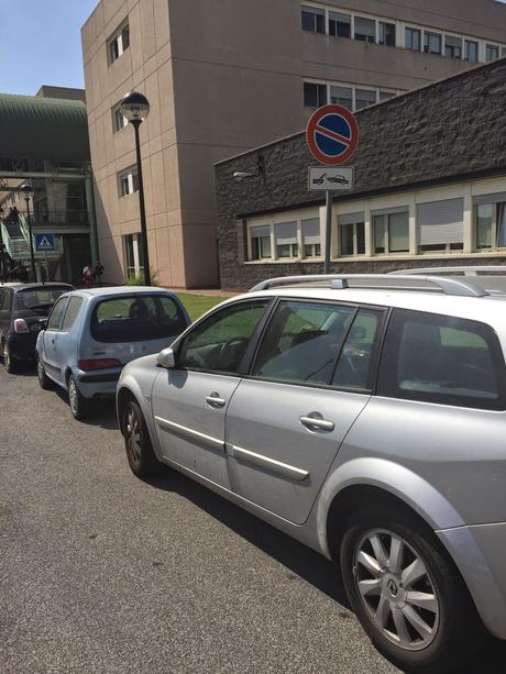 Parcheggio di Tor Vergata. Il grande reportage in 40 foto per una situazione completamente fuori controllo