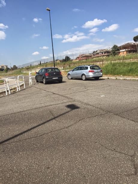 Parcheggio di Tor Vergata. Il grande reportage in 40 foto per una situazione completamente fuori controllo