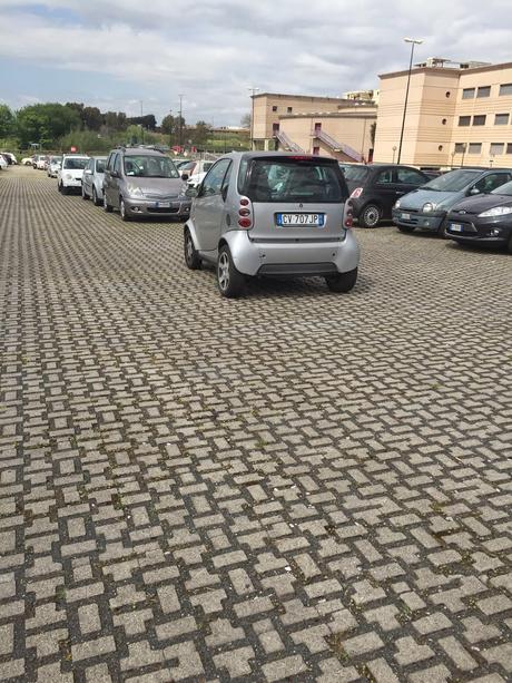 Parcheggio di Tor Vergata. Il grande reportage in 40 foto per una situazione completamente fuori controllo