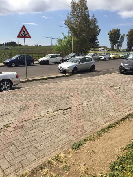 Parcheggio di Tor Vergata. Il grande reportage in 40 foto per una situazione completamente fuori controllo