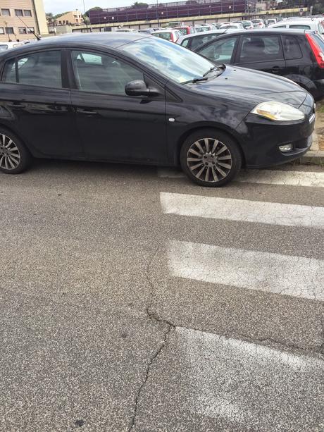 Parcheggio di Tor Vergata. Il grande reportage in 40 foto per una situazione completamente fuori controllo