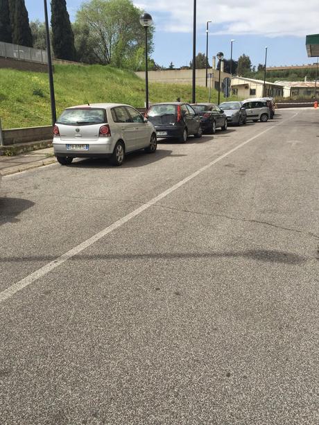 Parcheggio di Tor Vergata. Il grande reportage in 40 foto per una situazione completamente fuori controllo