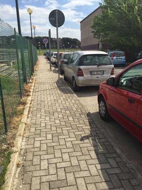 Parcheggio di Tor Vergata. Il grande reportage in 40 foto per una situazione completamente fuori controllo