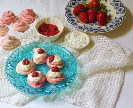 meringhe con topping di yogurt e fragole meringhe yogurt e fragole