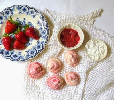 meringhe con yogurt e fragole meringhe con yogurt e fragole