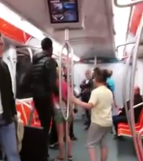 Video. Regolamenti di conti, calci, pugni in faccia sotto la metro. Bande di ladri minorenni si fronteggiano per il controllo del territorio. Scene che manco a San Paolo del Brasile