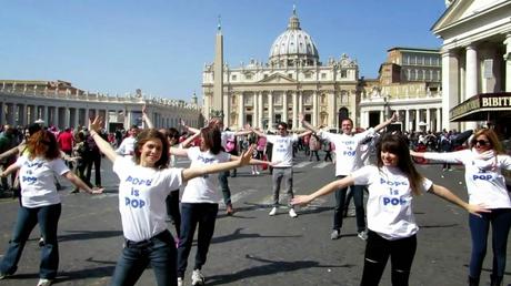 ROMA. Il flashmob del Papa “Pope is Pop” paga la bolletta ad una pensionata