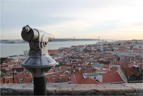 Lisbona e una valigia piena di domande.