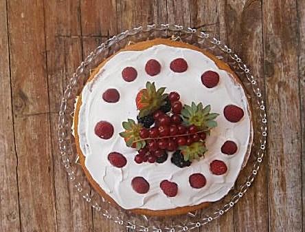 Torta con Crema di Lemon Curd Fragole e Frutti di Bosco – Senza Lattosio Torta con Crema di Lemon Curd Fragole e Frutti di Bosco – Senza Lattosio