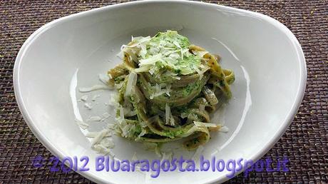 tagliatelle di farro al pesto di rucola e ricotta