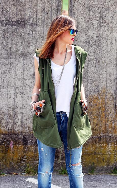 Outfit: Parka verde smanicato, ripped jeans e scarpe oxford con stampa fumetto